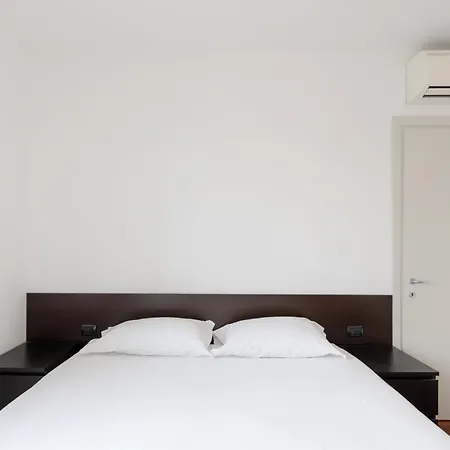 Bright Two Bedrooms With Terrace Zanuso - Mirable Pm דירה *